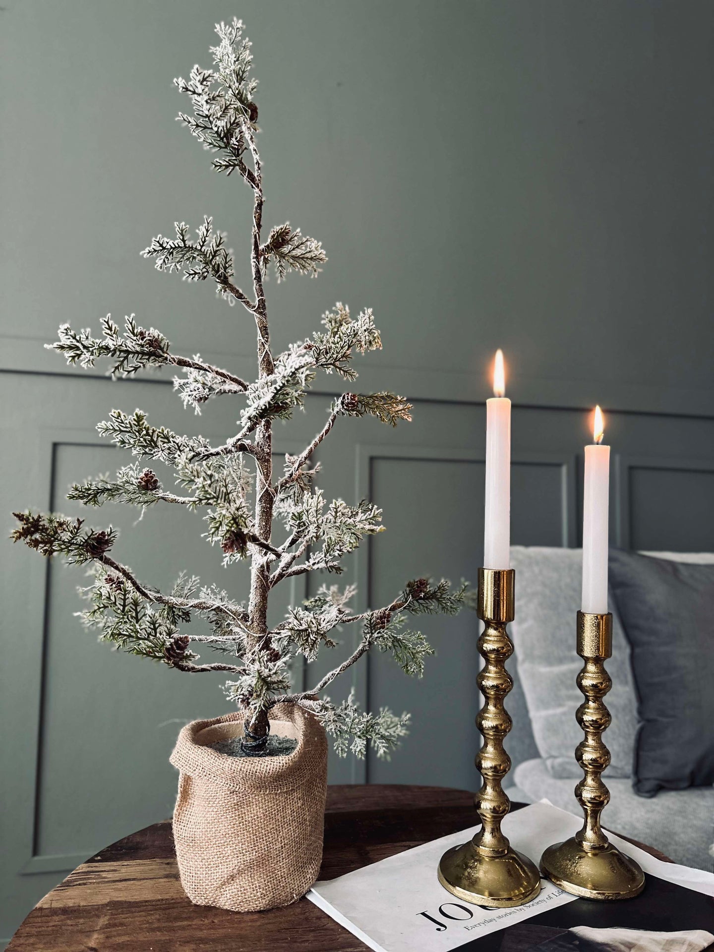 Weihnachtsbaum mit Zapfen und Lichterkette - 70 cm