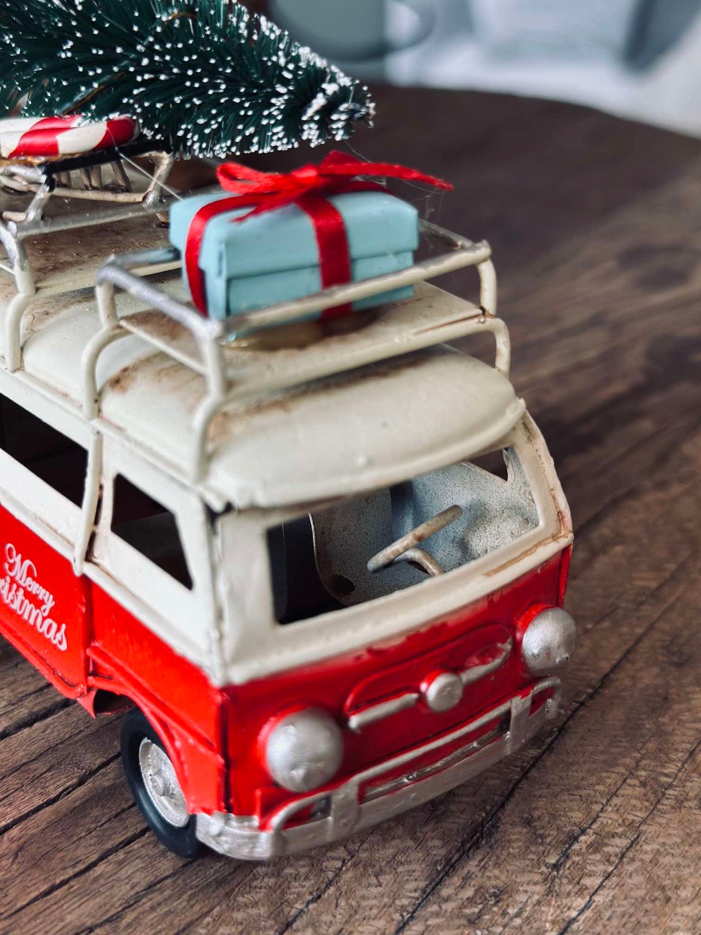 Auto mit Weihnachtsbaum und Geschenken