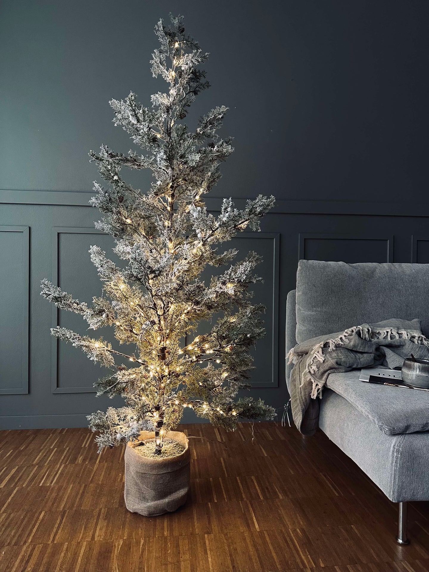 Baum mit Zapfen und Lichterkette
