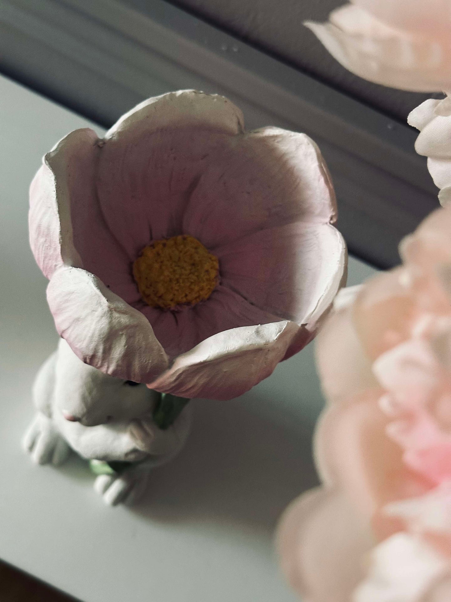 Hase mit Blume