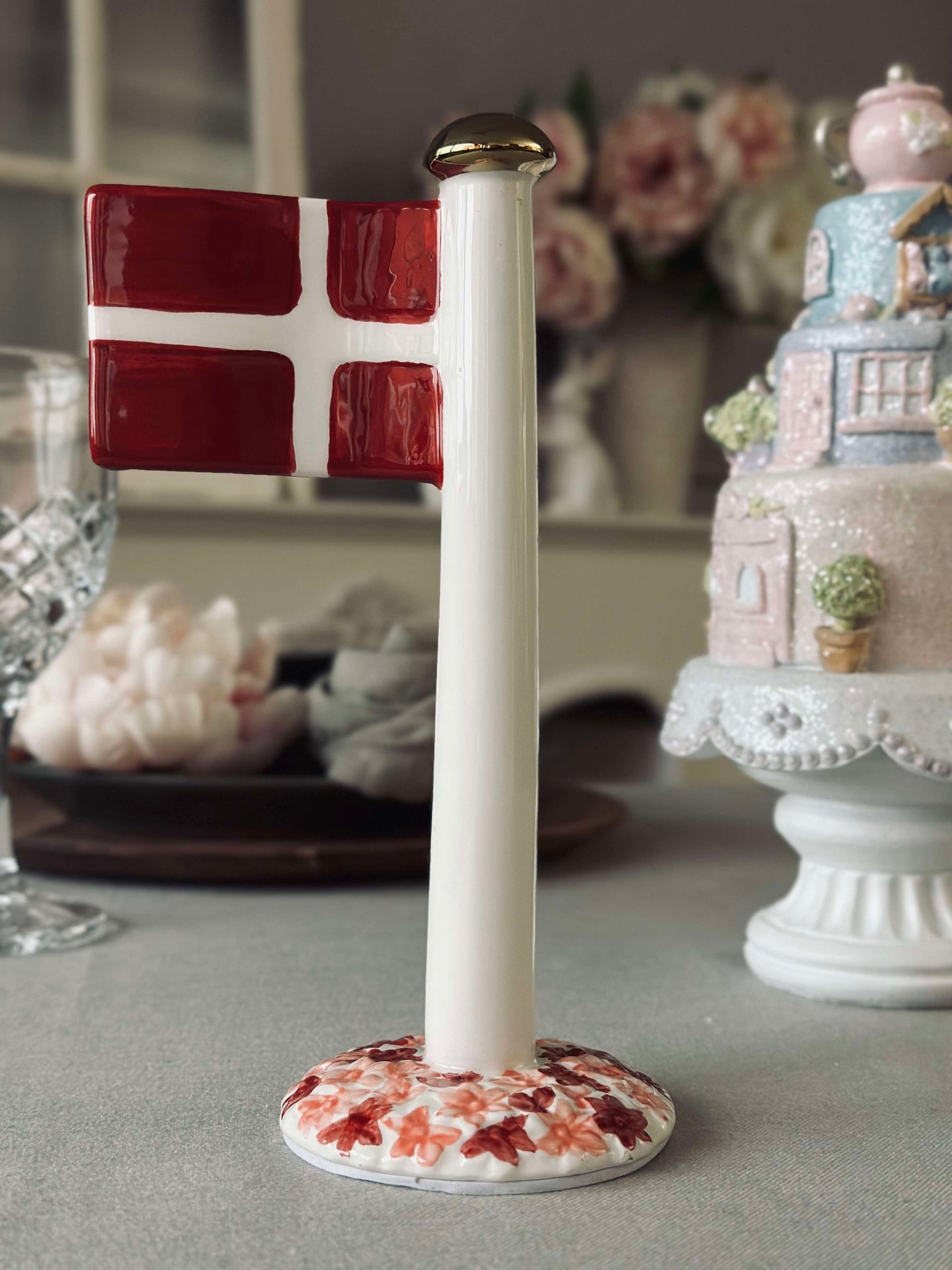 Keramikflagge – Dannebrog mit rosa Fuß