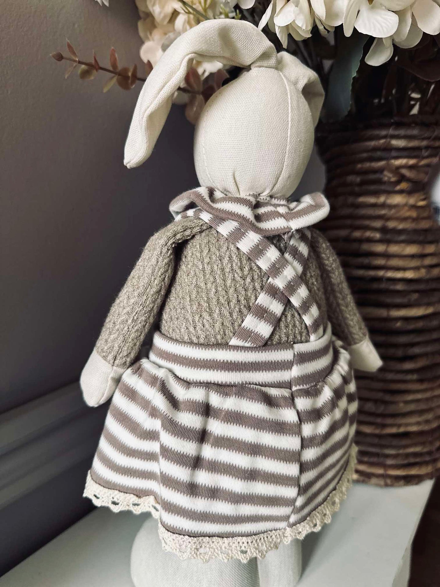Kaninchen - Mädchen mit gestreiftem Kleid