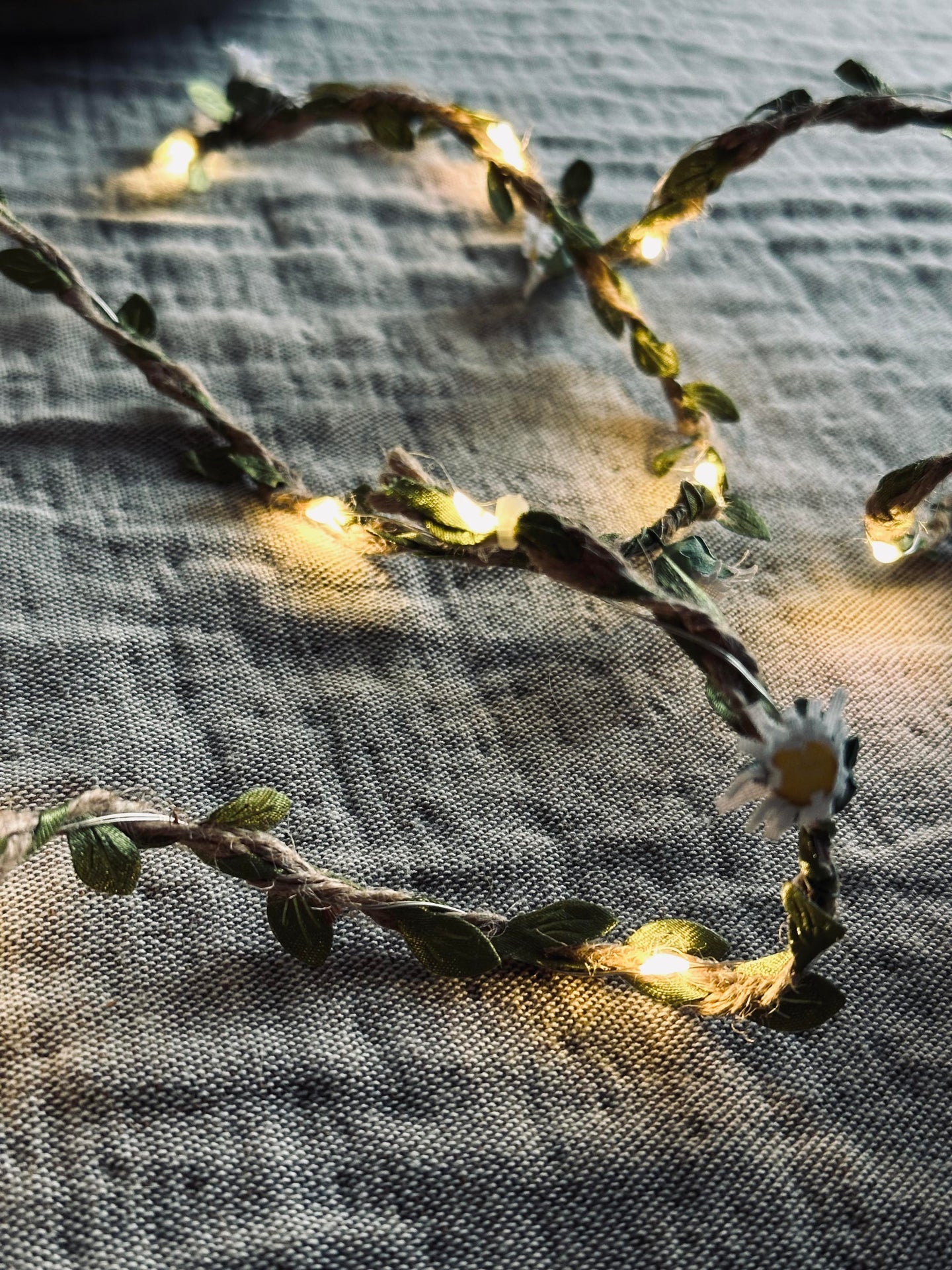 Lichterkette mit Blättern und Blumen