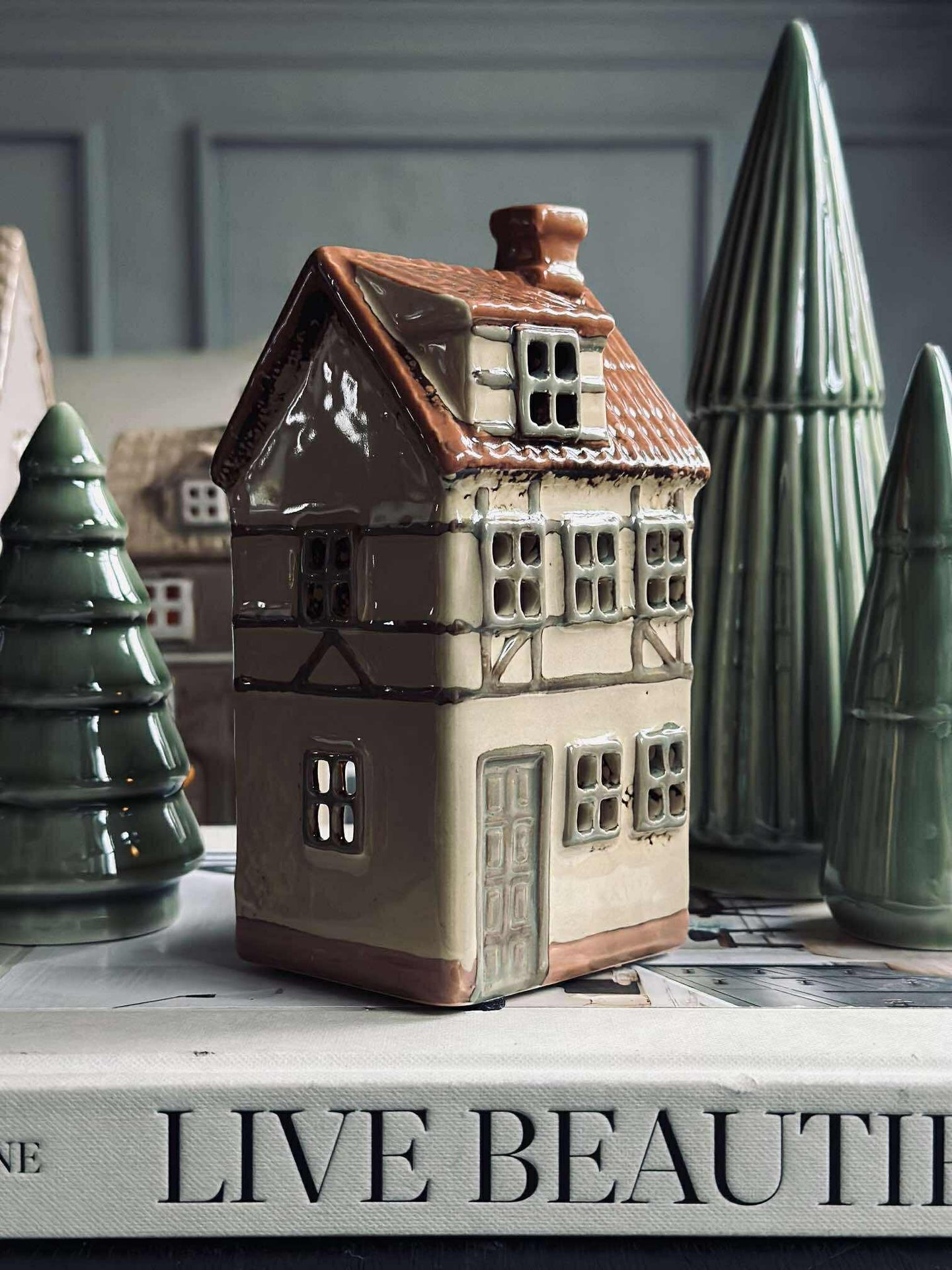 Lichthaus aus Keramik im Fachwerk-Look