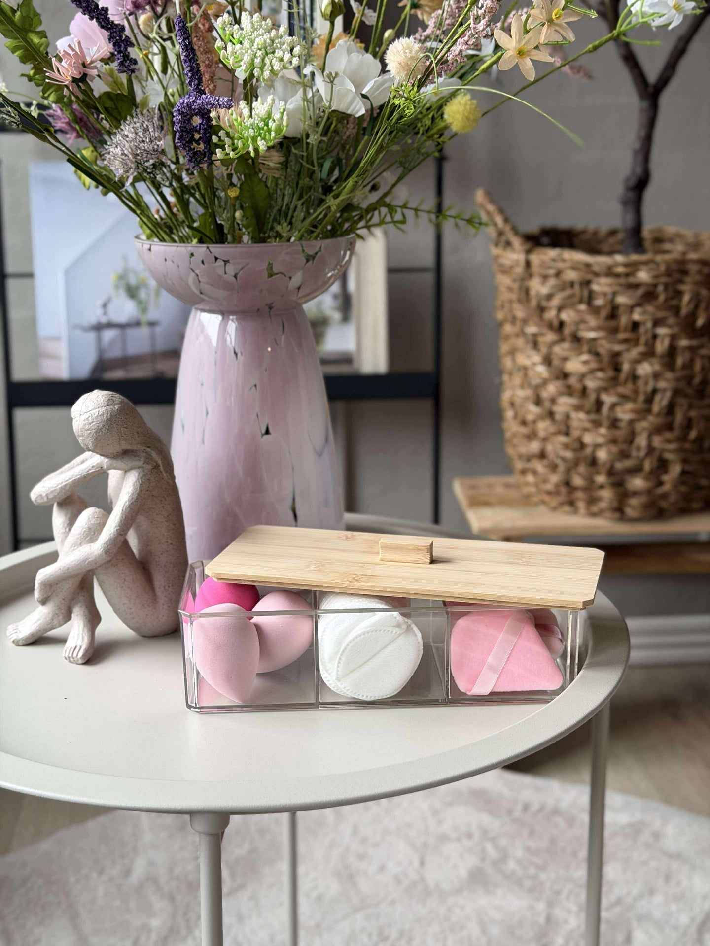 Make-up-Organizer mit Inhalt