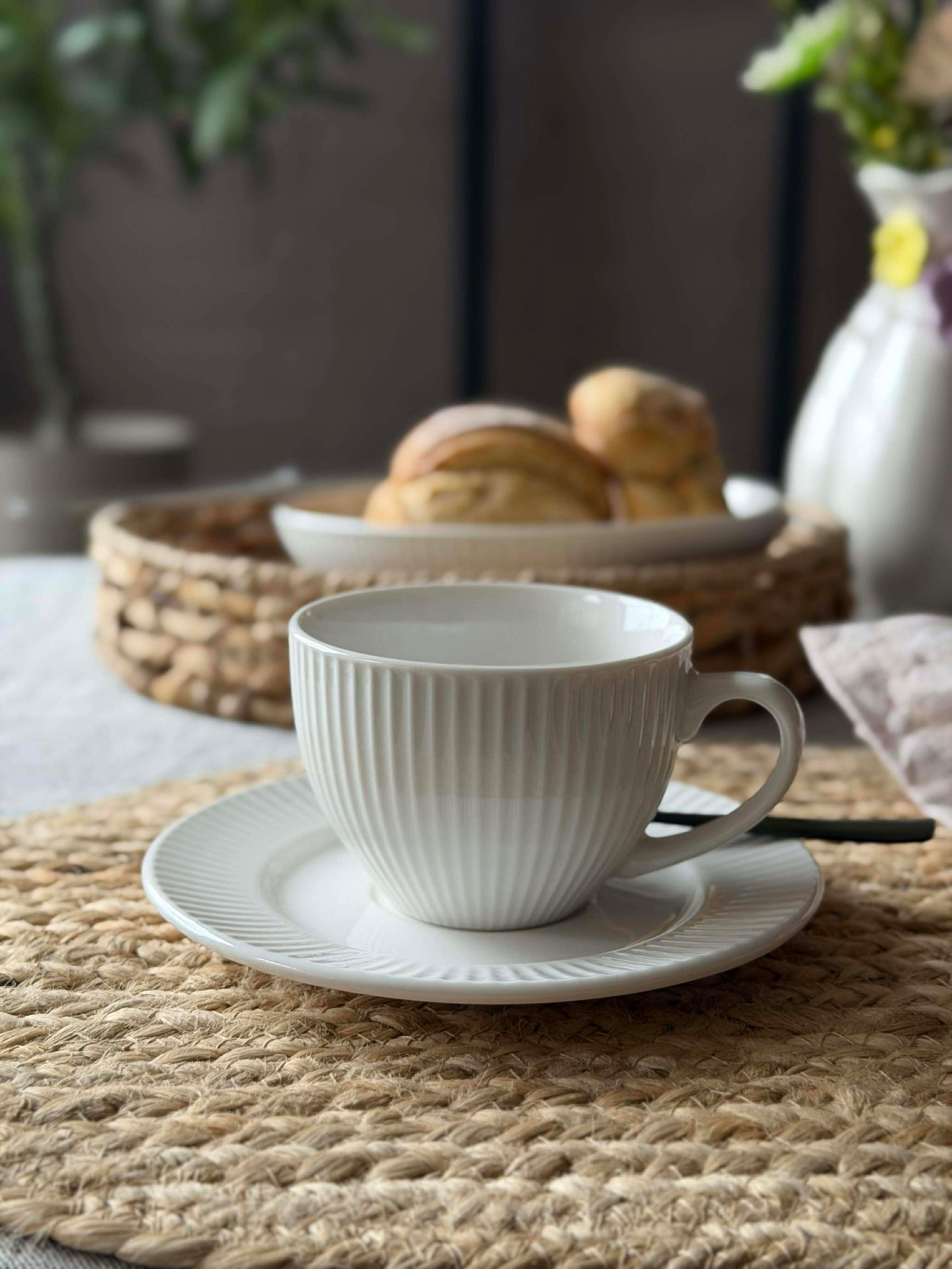 Tasse und Untertasse - geriffeltes Porzellan