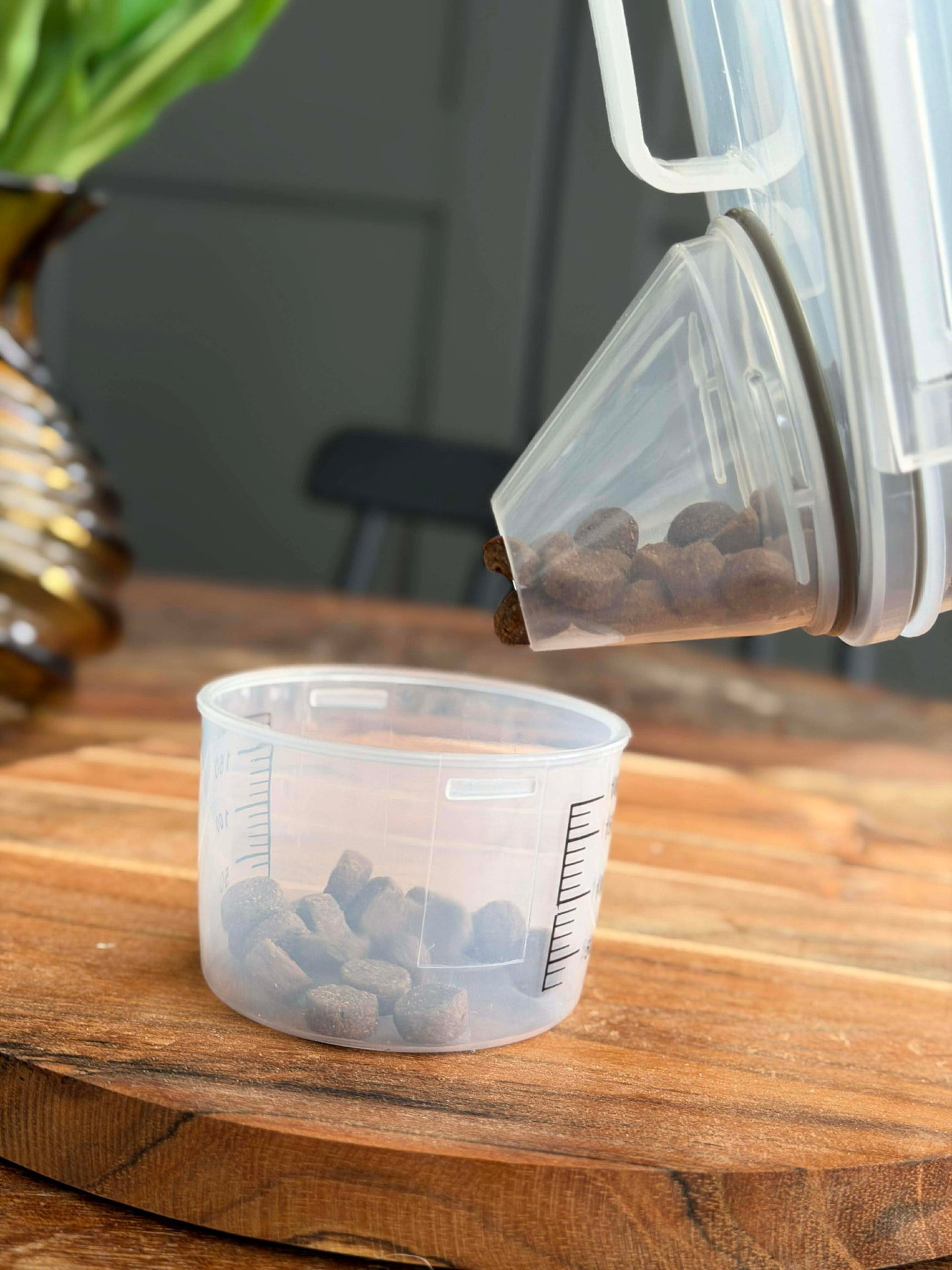 Behälter mit Messbecher für Tierfutter