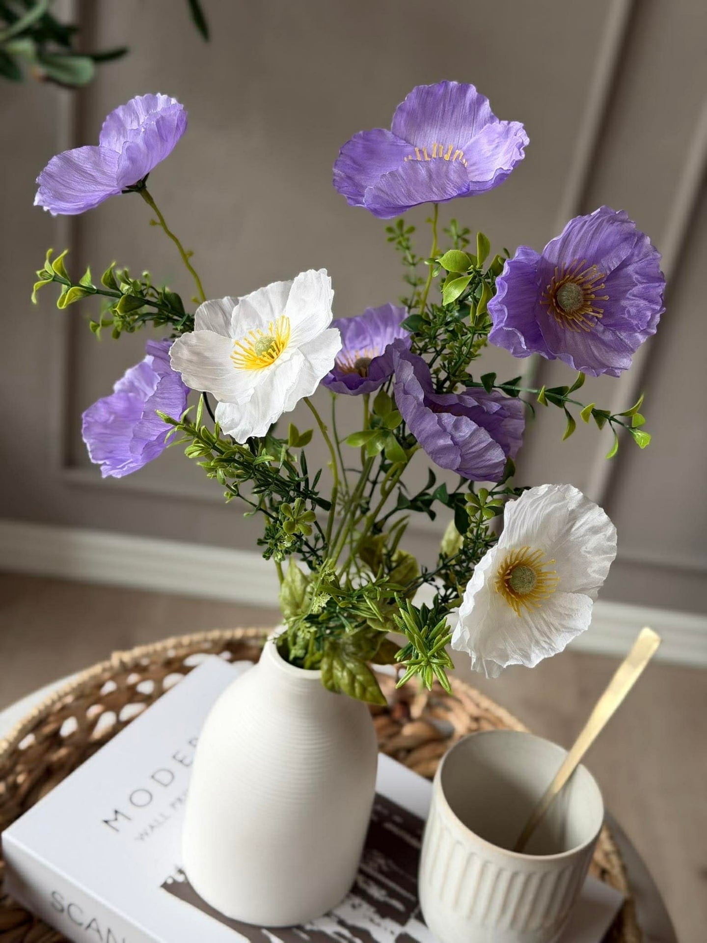 Blumen in weißer Vase - Mehrere Farben