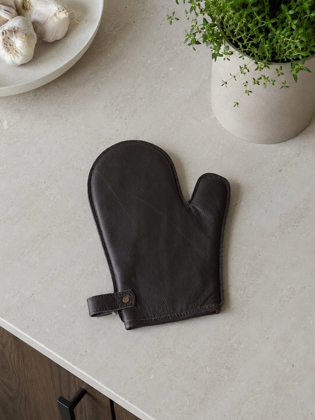 Grillhandschuh aus braunem Leder mit Manschette als Topflappen