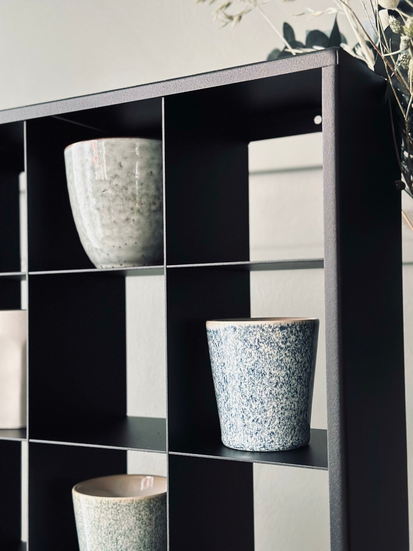 Mugshelf mit 20 Fächern
