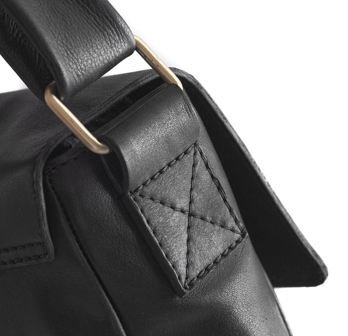Crossover mit Schnalle - Black leather