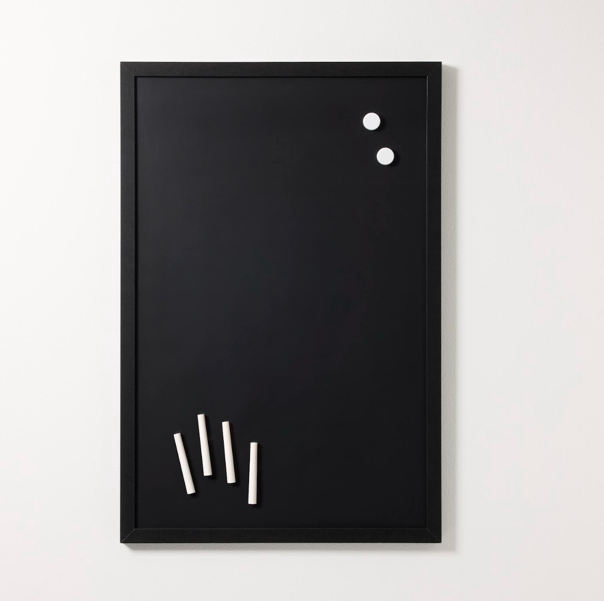 Magnetische Kreidetafel schwarzer Rahmen, 40 x 60 cm.