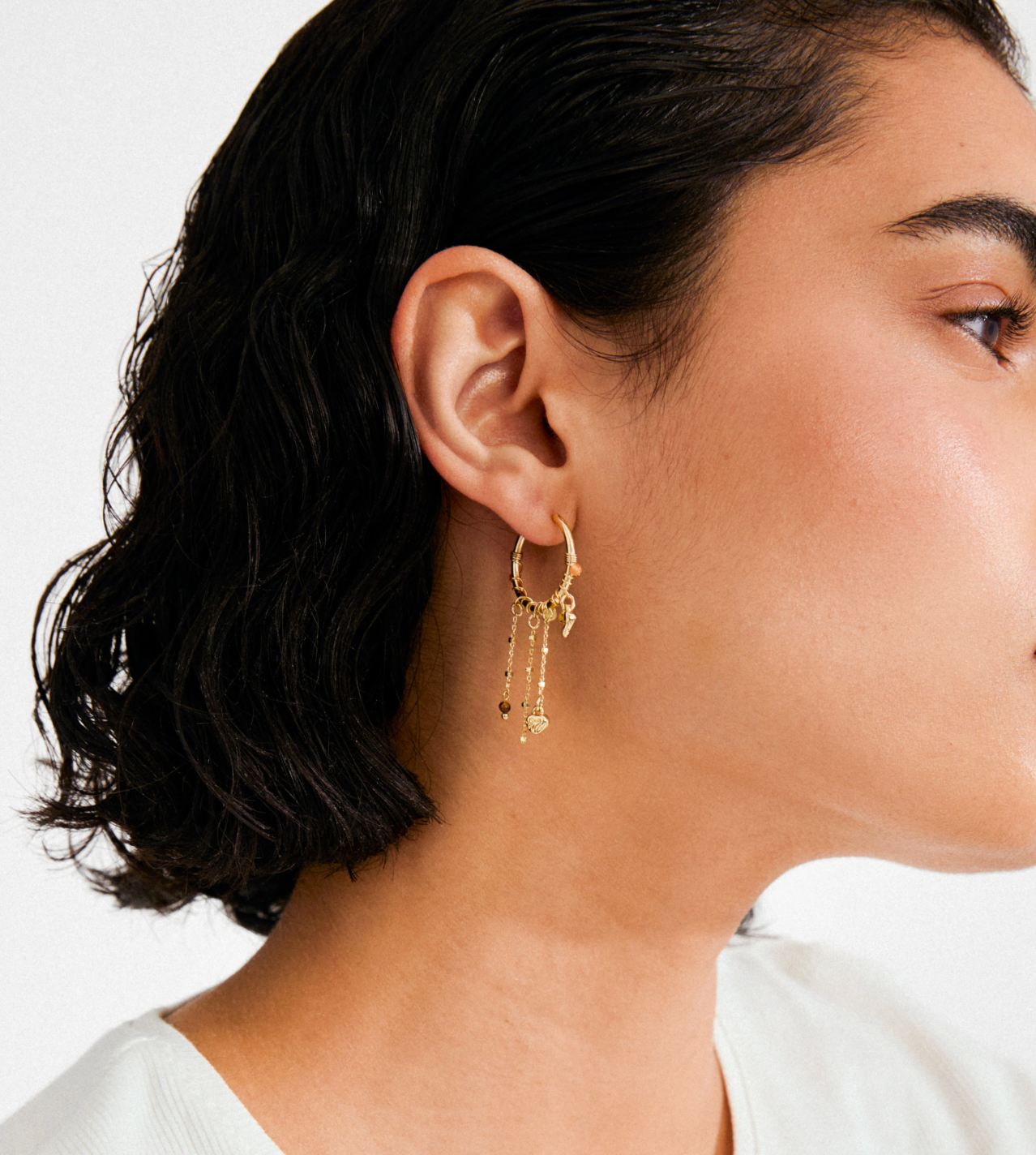 Hoops-Ohrringe mit Ketten und Charms