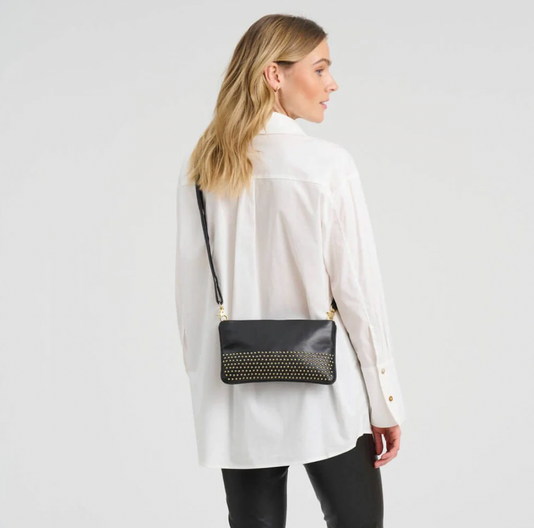 Clutch / Ledertasche mit goldenen Nieten