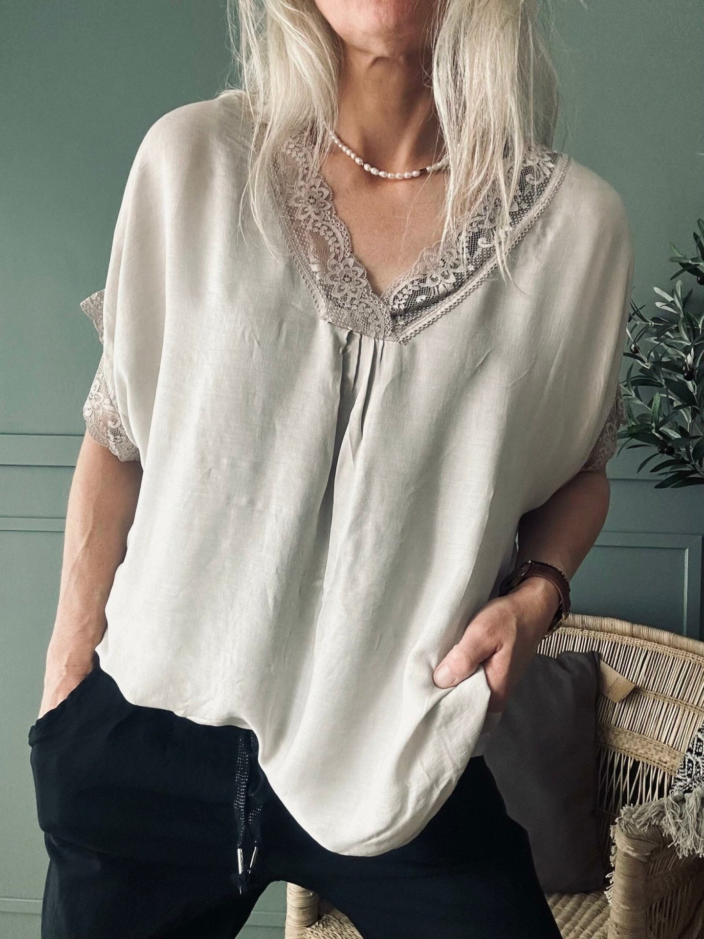Bluse med blonde – Beige oversize - VIAMAJA.DK
