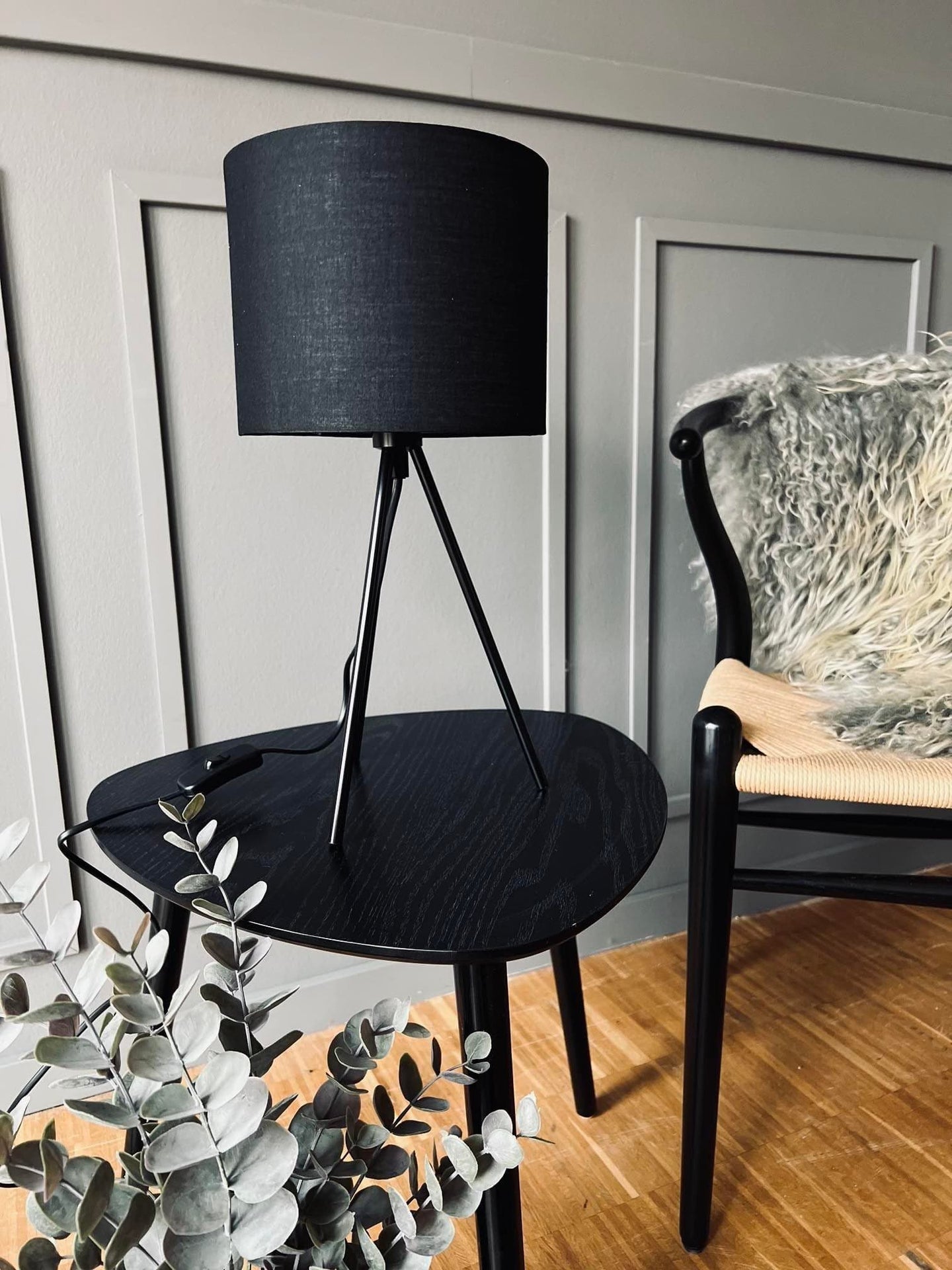Bordlampe - Sort på ben - VIAMAJA.DK