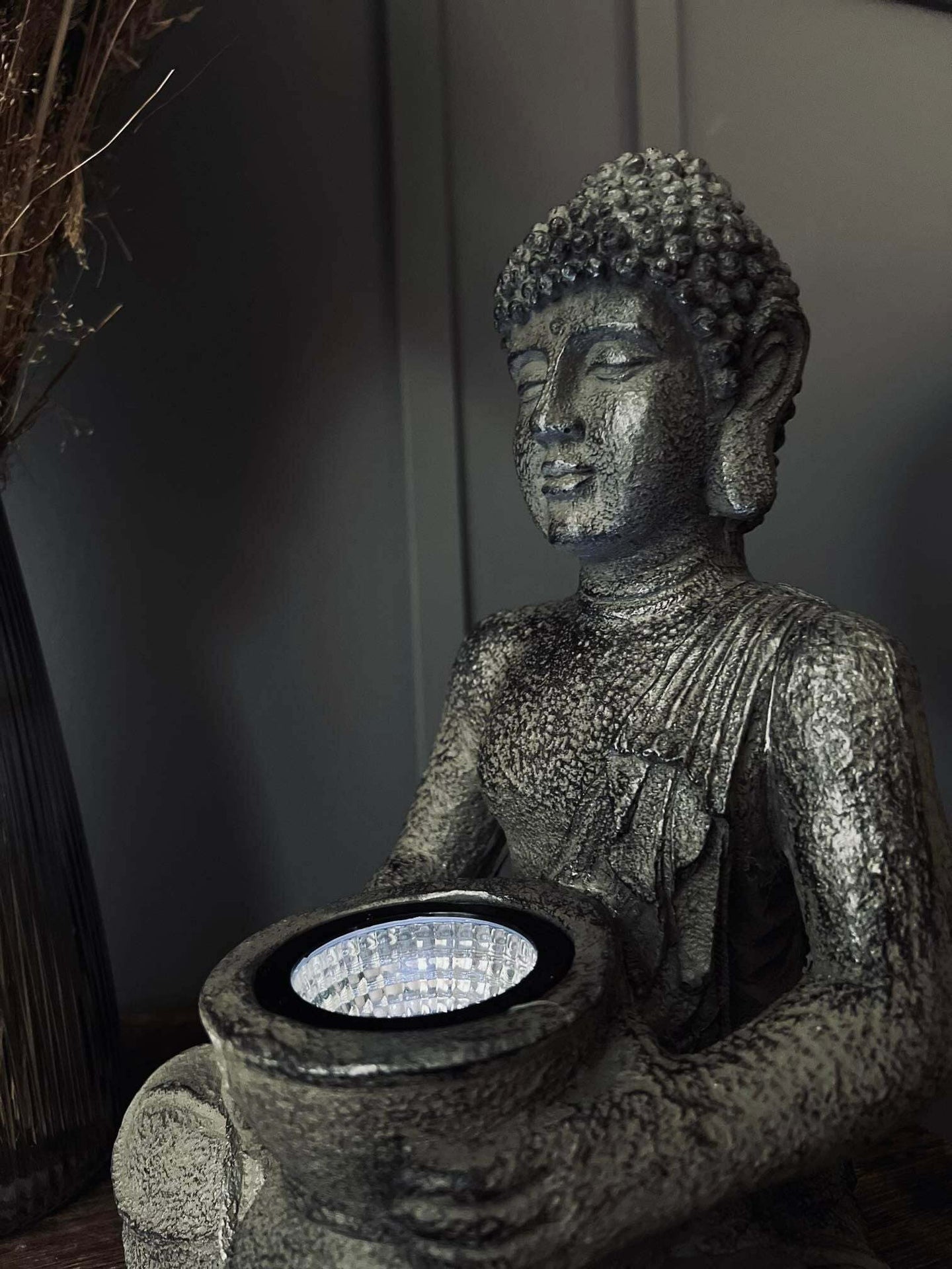 Buddha med solceller - VIAMAJA.DK