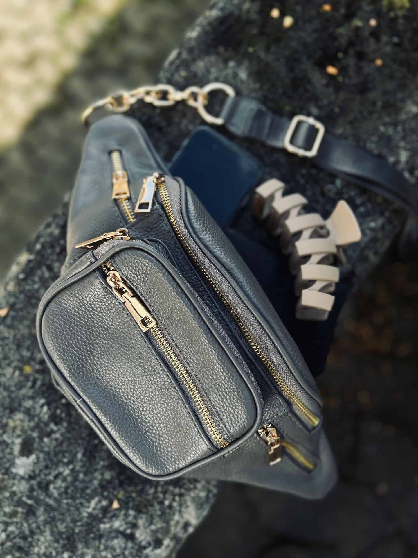 Bumbag MAY med guld lynlås – Grå læder - VIAMAJA.DK