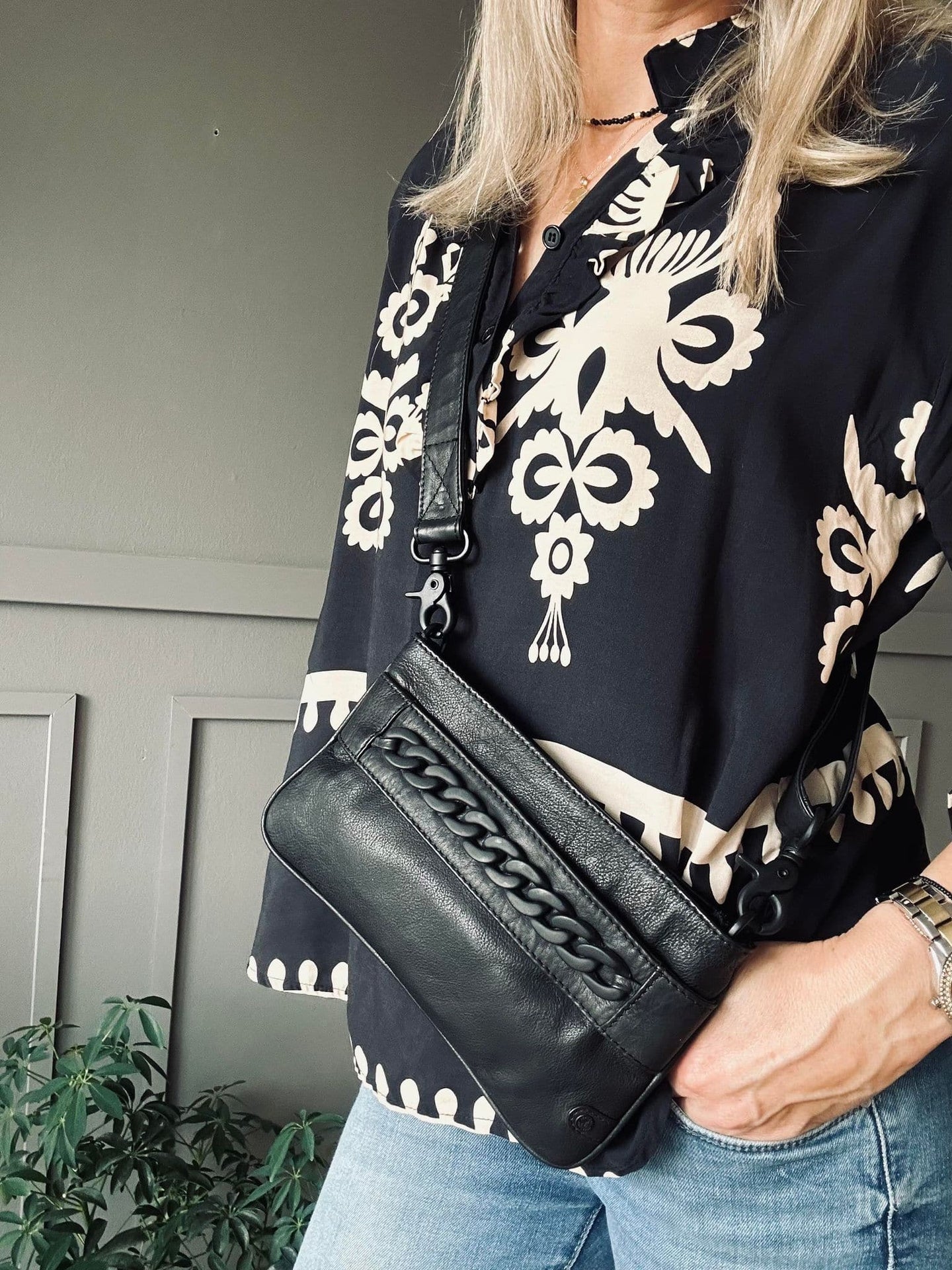 Clutch Black - dekoreret med metalkæde - VIAMAJA.DK