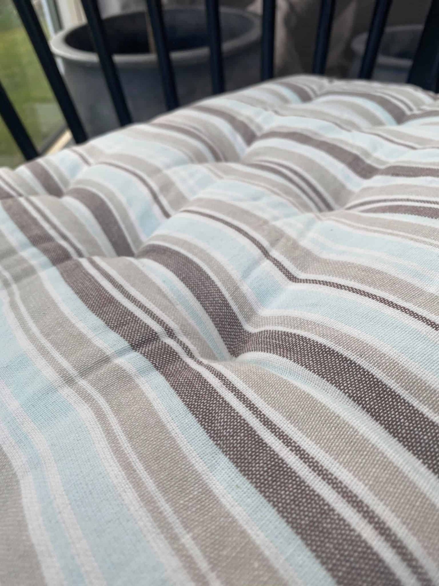 Futon hynde – Stribet lyseblå / sand – 40×40 - VIAMAJA