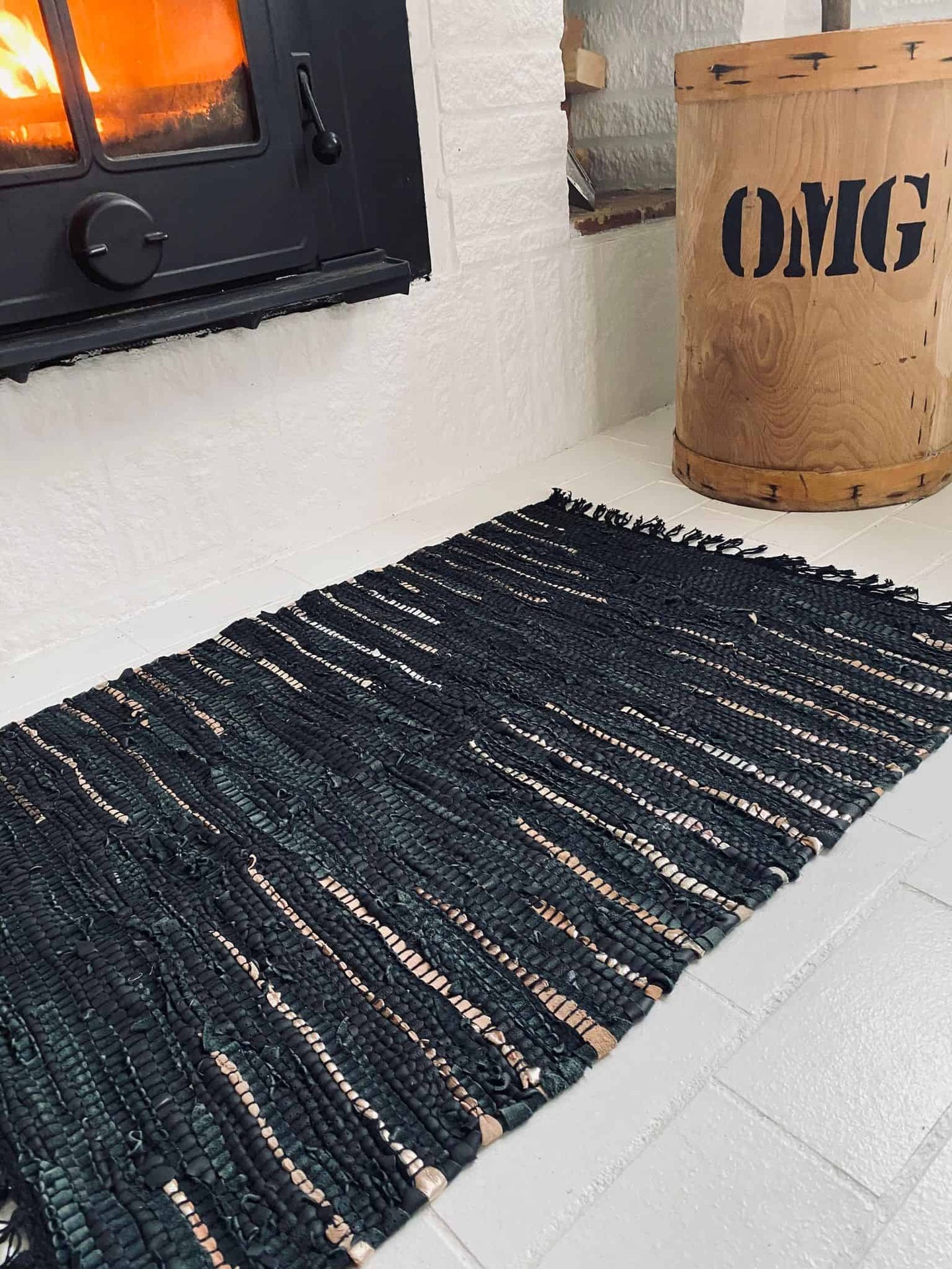 Gulvtæppe i flettet skind – Sort effekt strib 60x90cm - VIAMAJA.DK