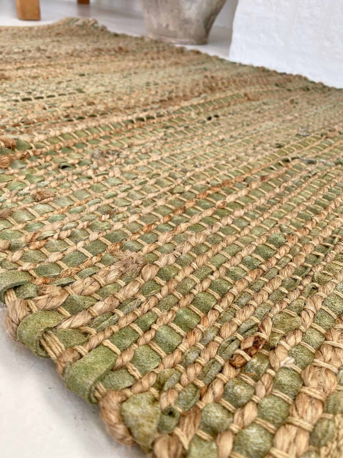 Gulvtæppe i Oliven skind og jute / bademåtte – 70x140cm - VIAMAJA.DK