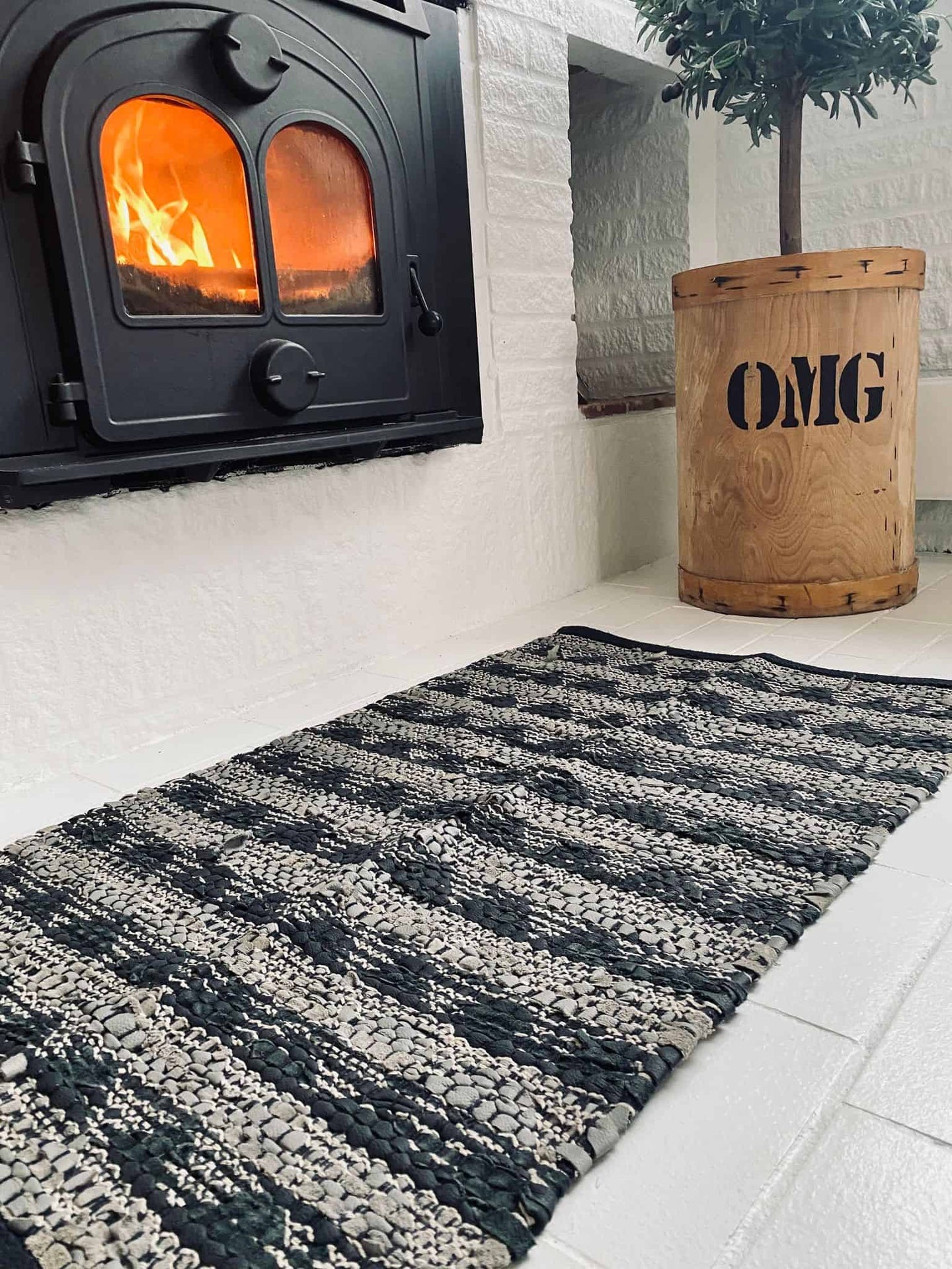 Gulvtæppe i sort skind - 60x90 - VIAMAJA.DK