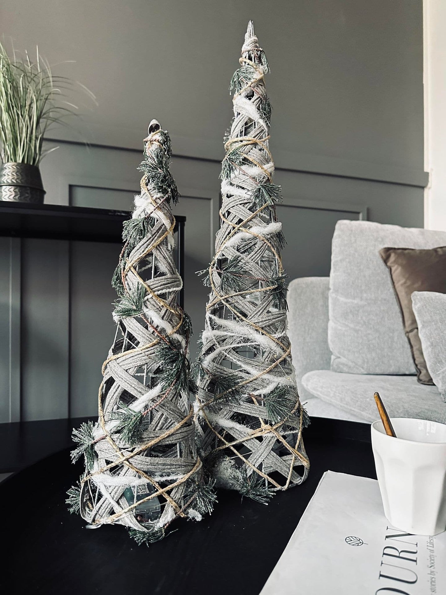 Kegle med LED lys og gran - H 40cm - VIAMAJA.DK