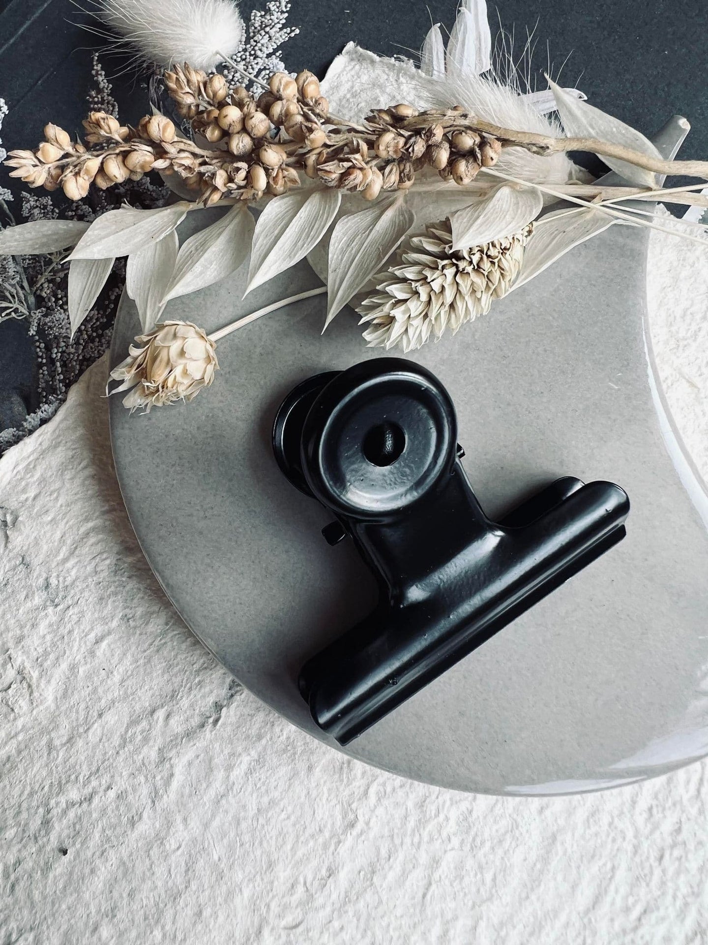 Klemme i sort metal - Mellem - VIAMAJA.DK