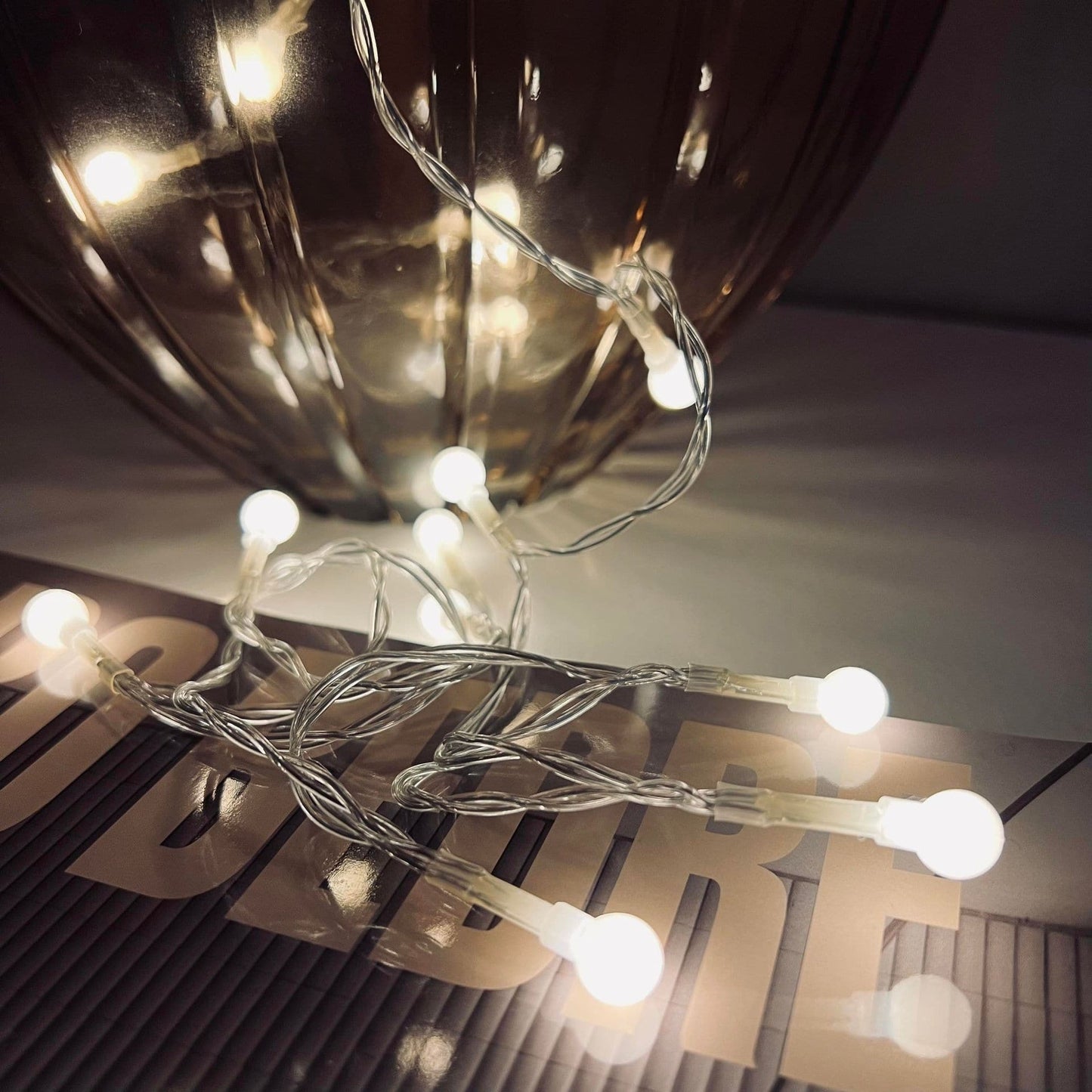 Lyskæde med 10 hvide LED dots - batteriboks - VIAMAJA