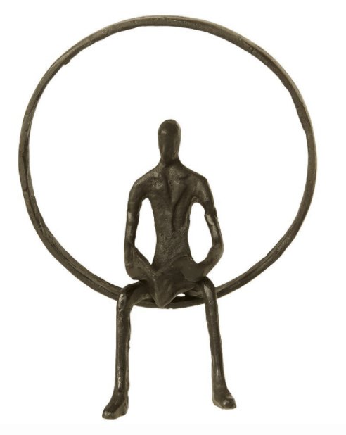 Mand i ring med bog - VIAMAJA.DK