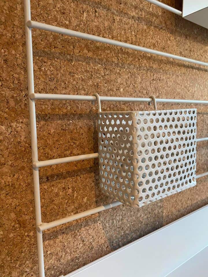 Metal kurv med huller – Stone white - VIAMAJA.DK
