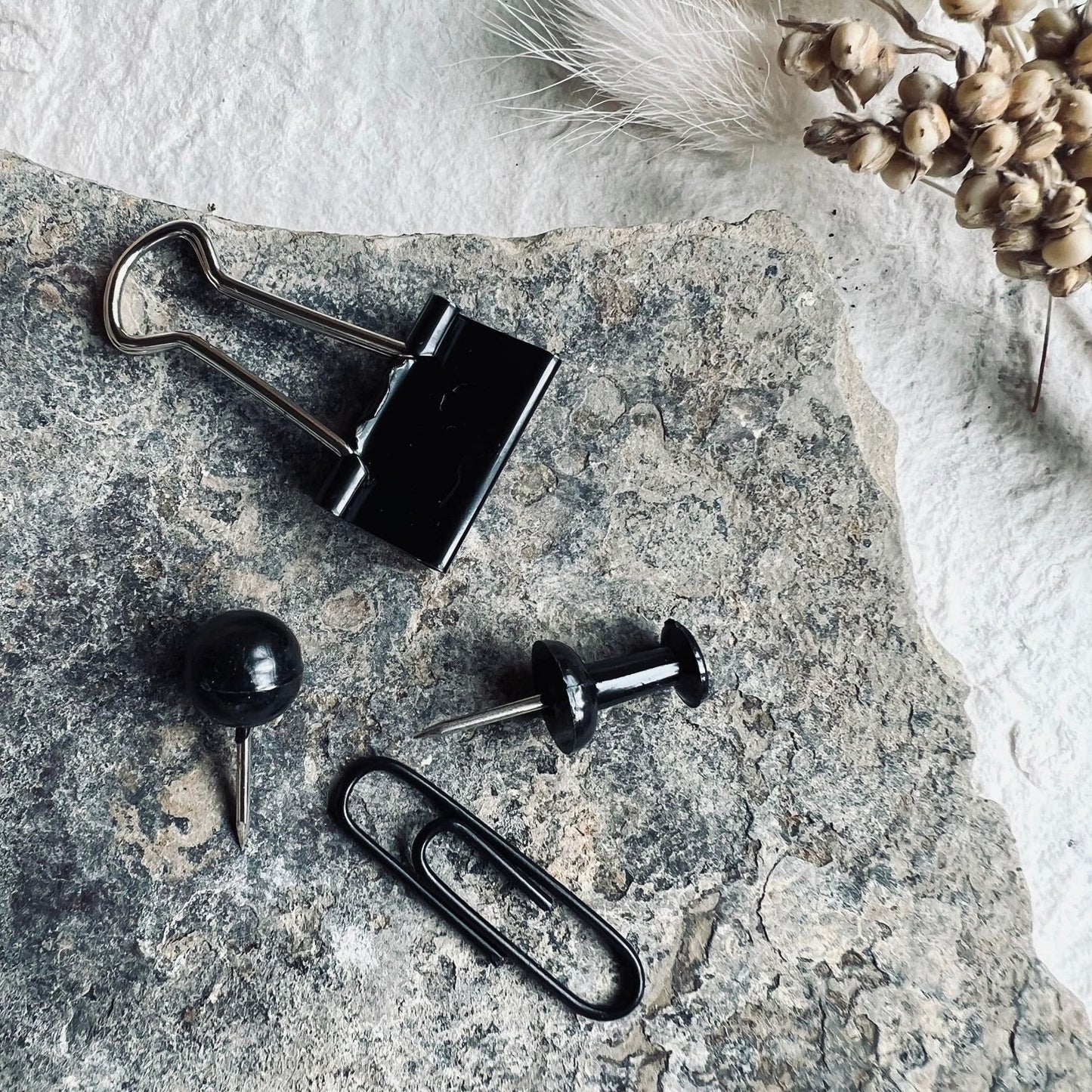 Mix kasse med tegneskifter, clips mm - Sort - VIAMAJA.DK