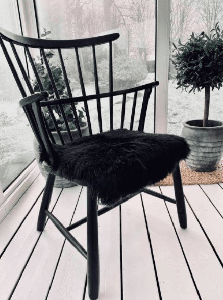 Sædeskind - lammeskind / Sort firkantet - VIAMAJA.DK