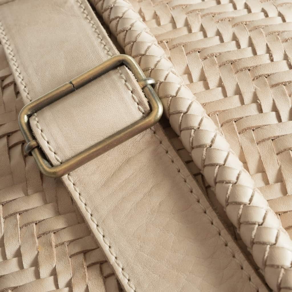 Taske ELLIS i det smukkeste flettede skind - Lys sand - VIAMAJA.DK