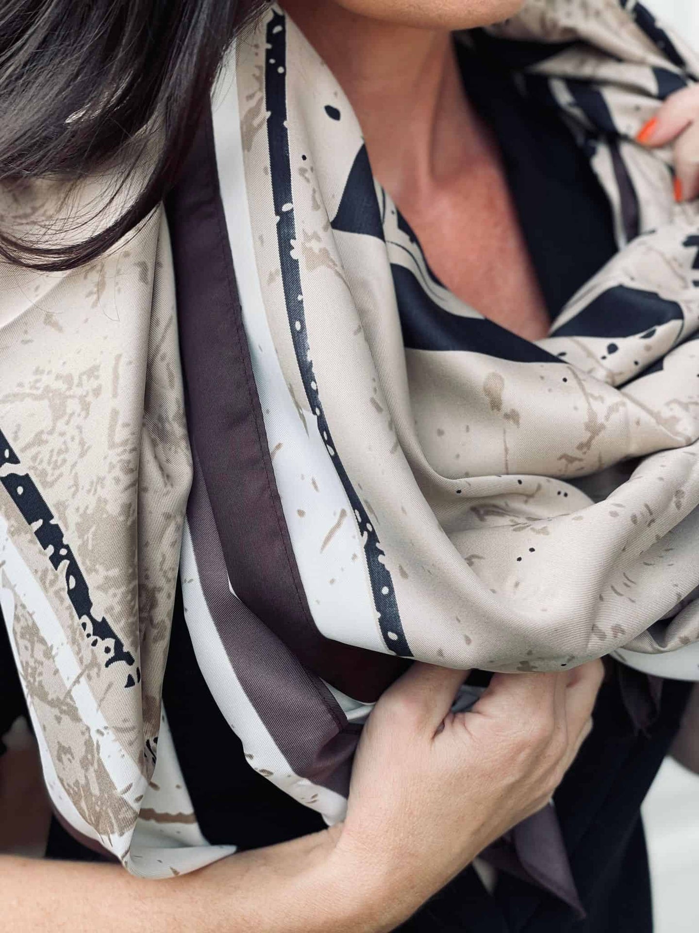 Tørklæde med skrift - VIAMAJA.DK