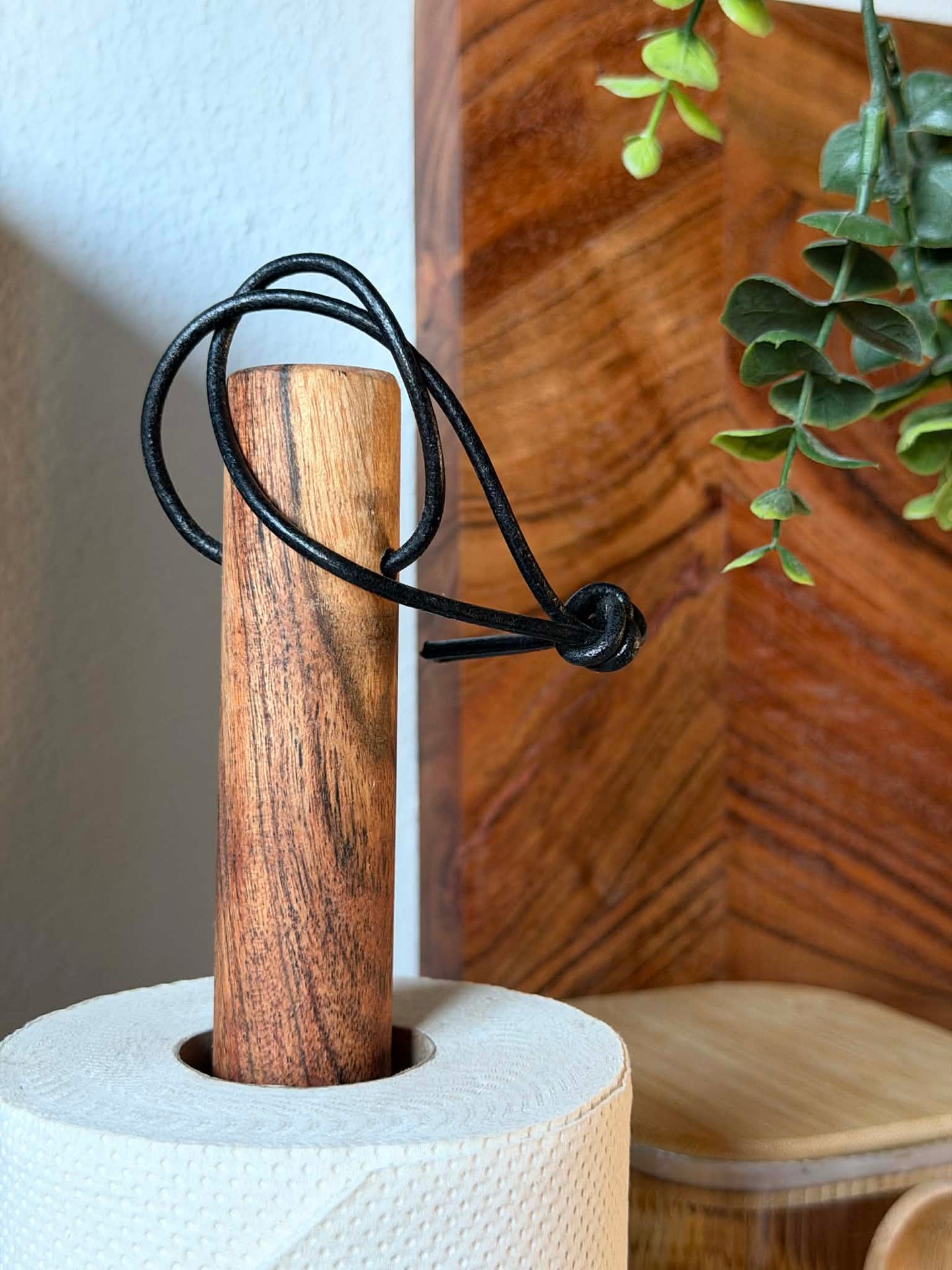 Küchenrollenhalter aus Akazienholz