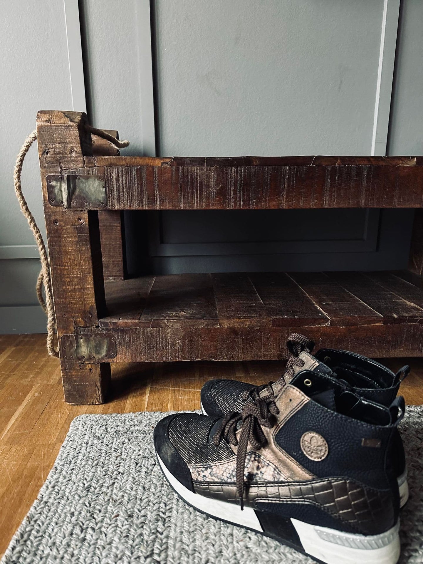 Schuhregal aus Recyclingholz