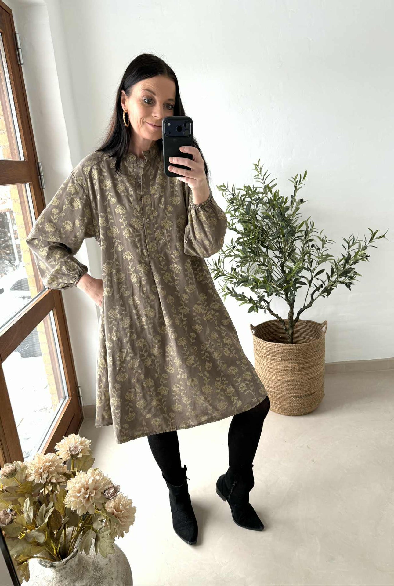 Kleid mit goldenem Print
