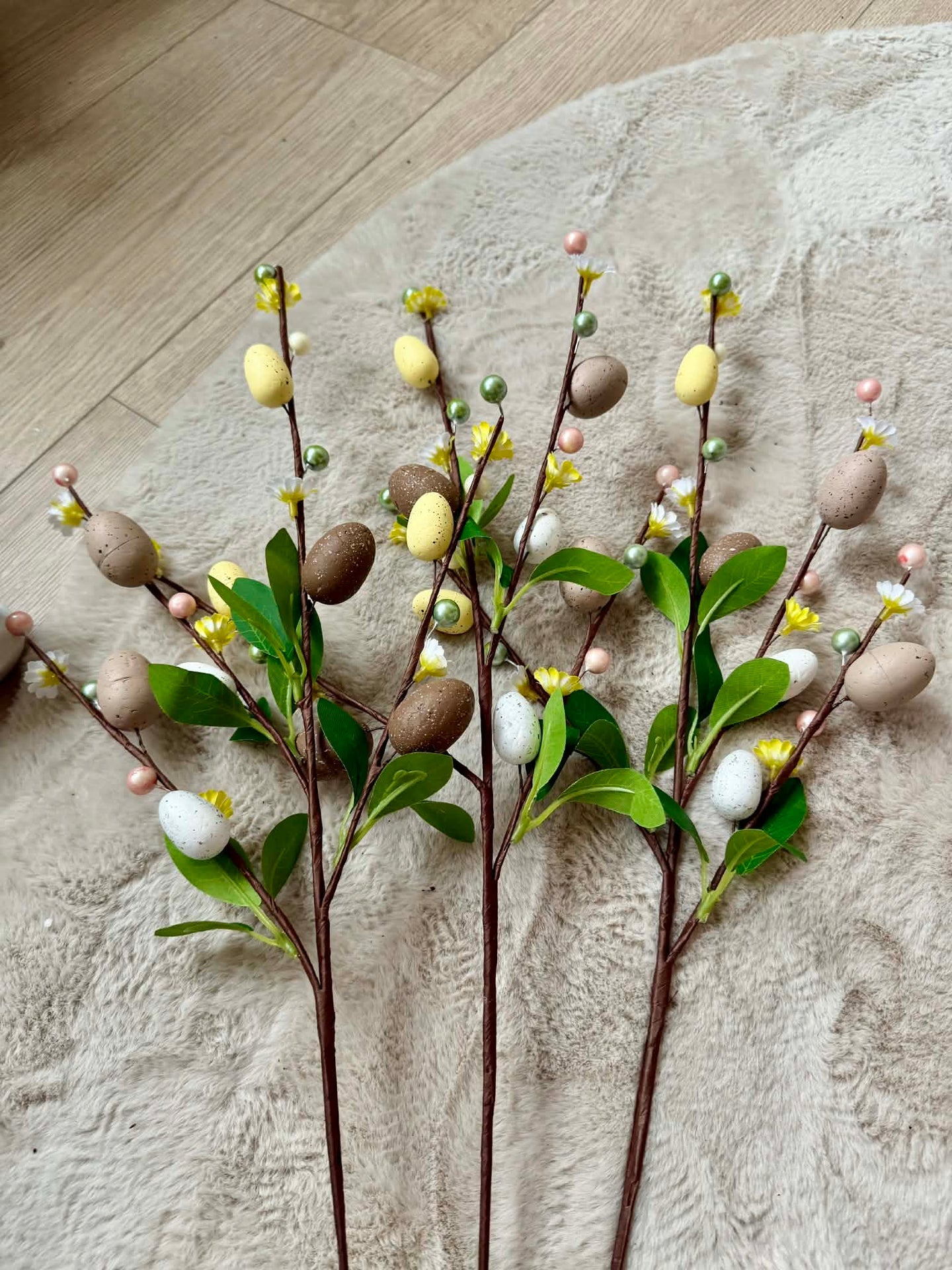Zweig mit Ostereiern 65 cm - neutrale Farben