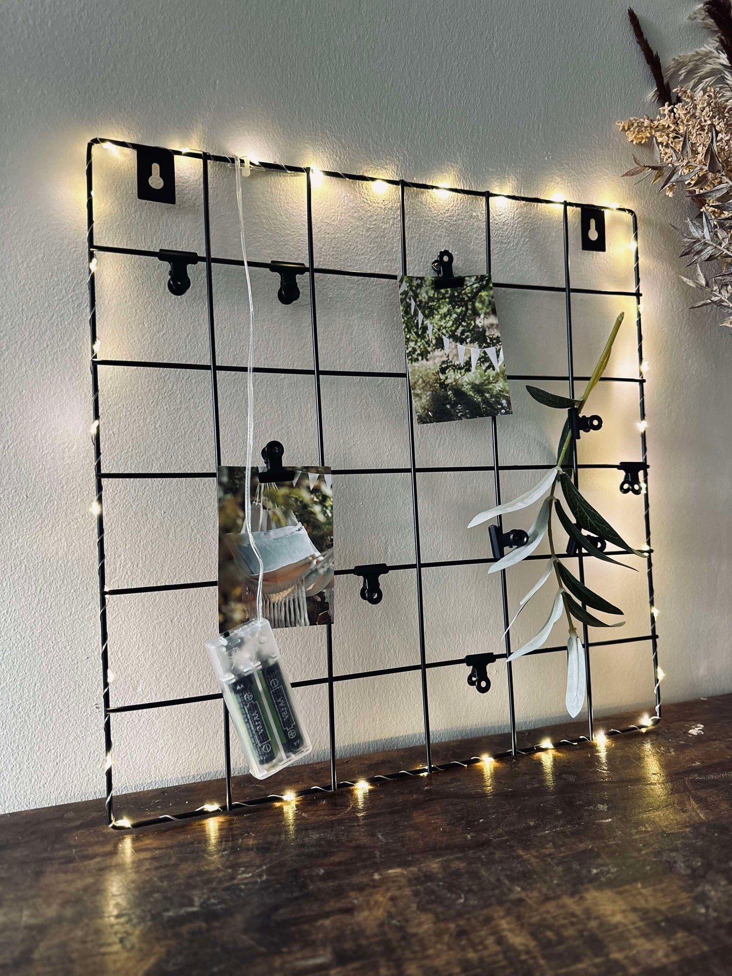 Tafel aus schwarzem Metall – inkl. Lichterkette und Klammern