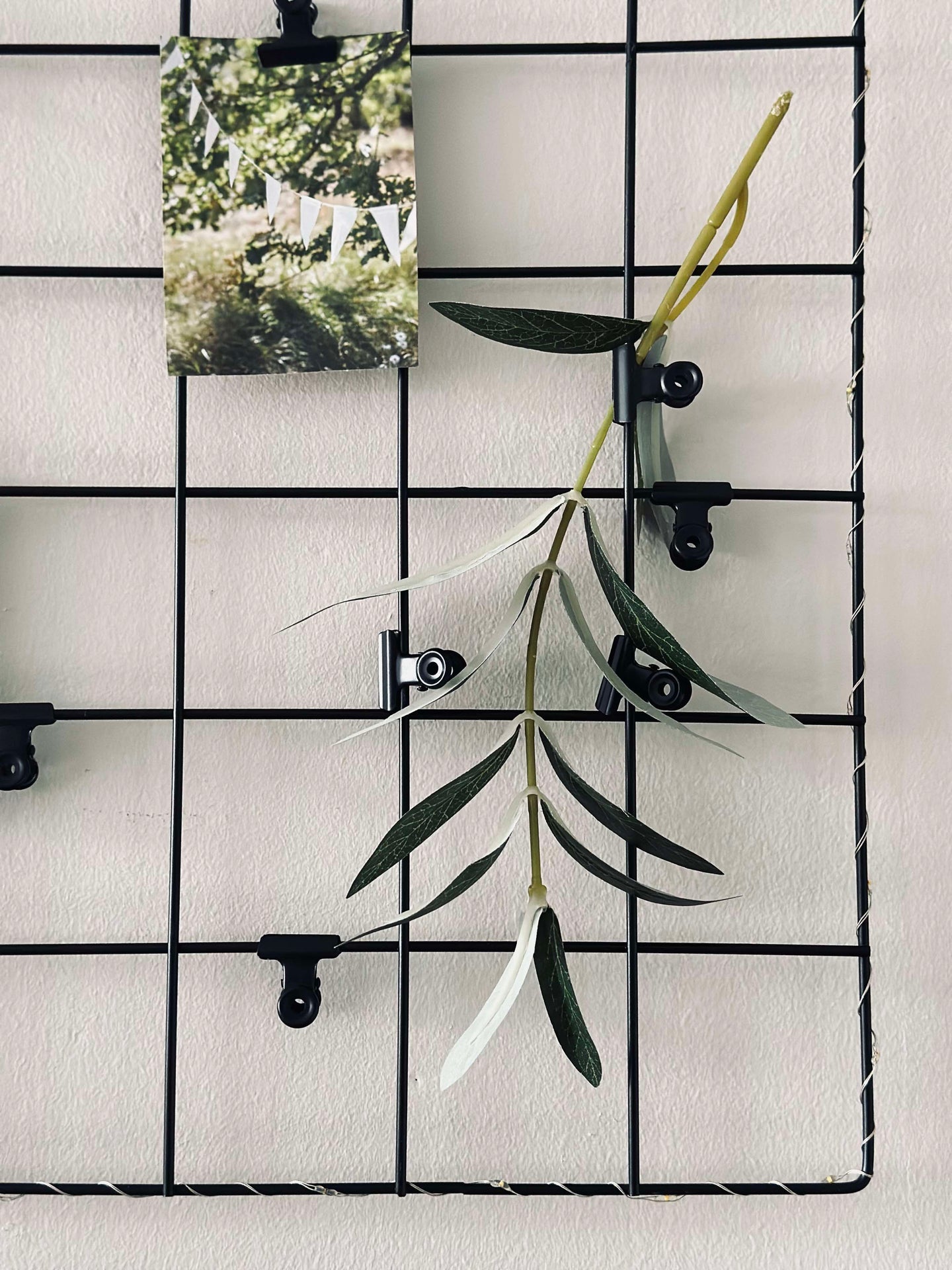 Tafel aus schwarzem Metall – inkl. Lichterkette und Klammern