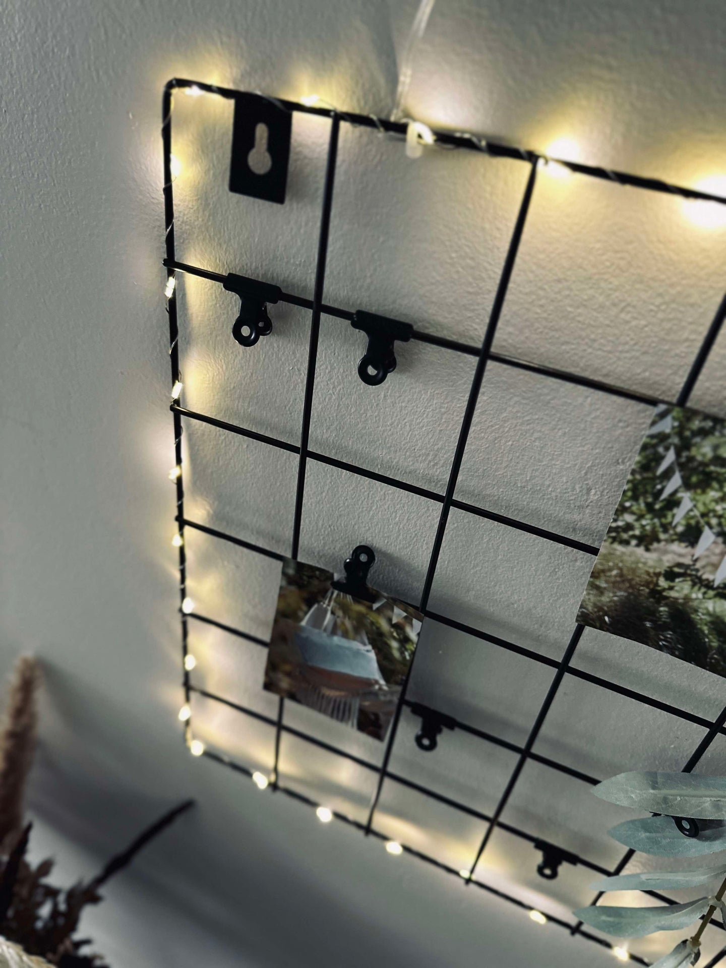 Tafel aus schwarzem Metall – inkl. Lichterkette und Klammern