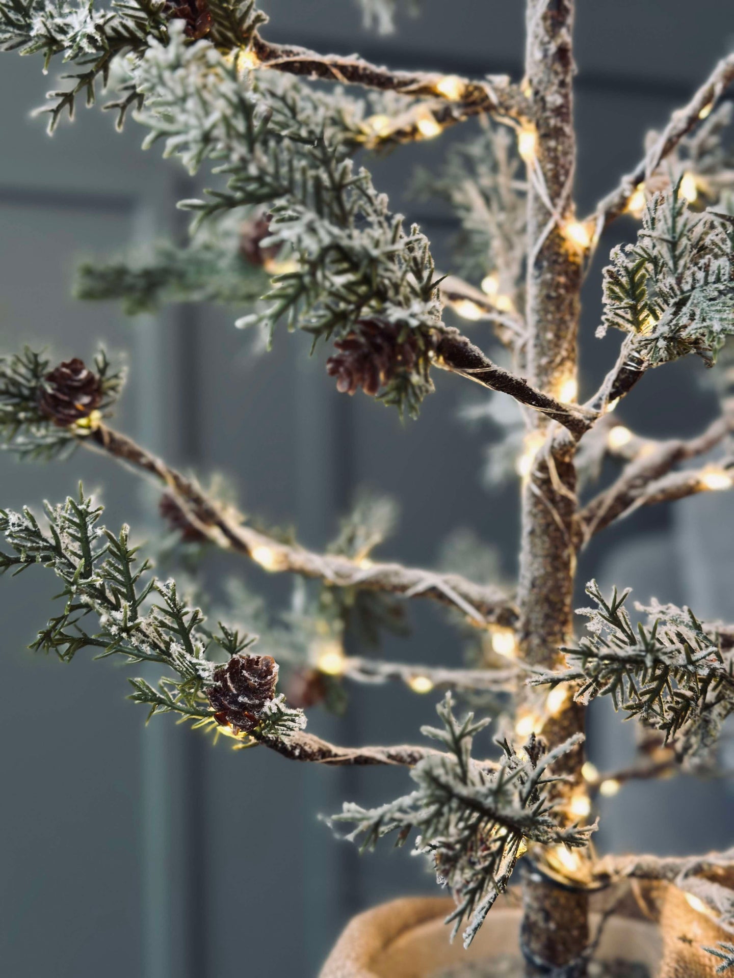 Weihnachtsbaum mit Zapfen und Lichterkette - 70 cm