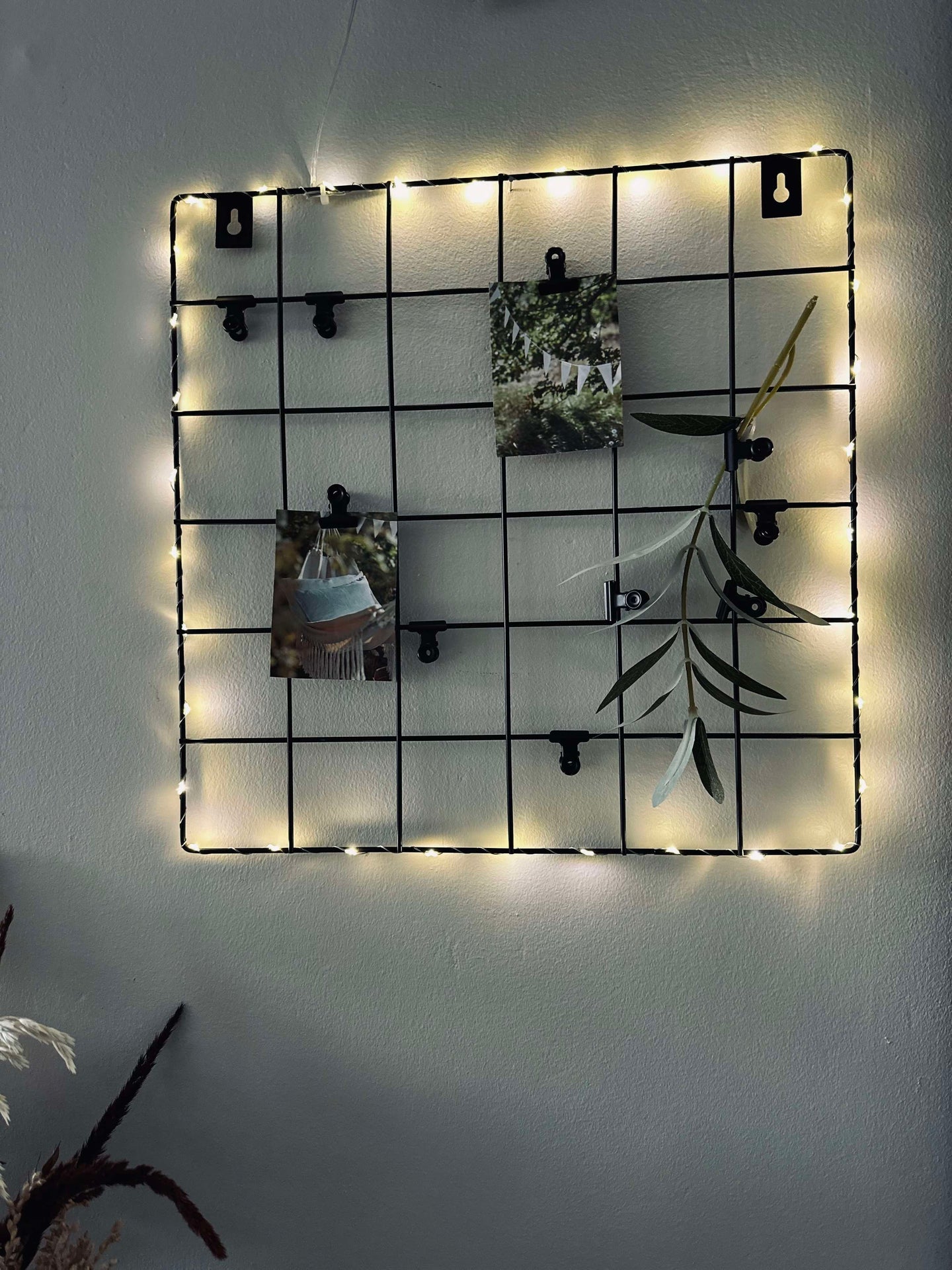Tafel aus schwarzem Metall – inkl. Lichterkette und Klammern
