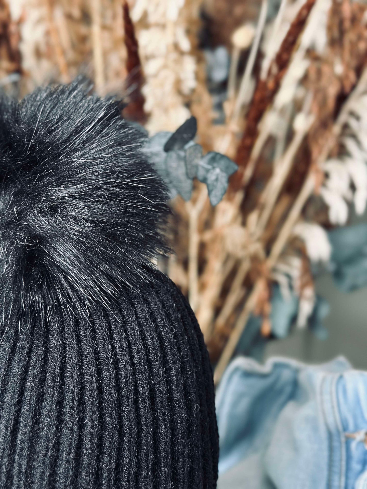 Mütze mit Bommel - Schwarz