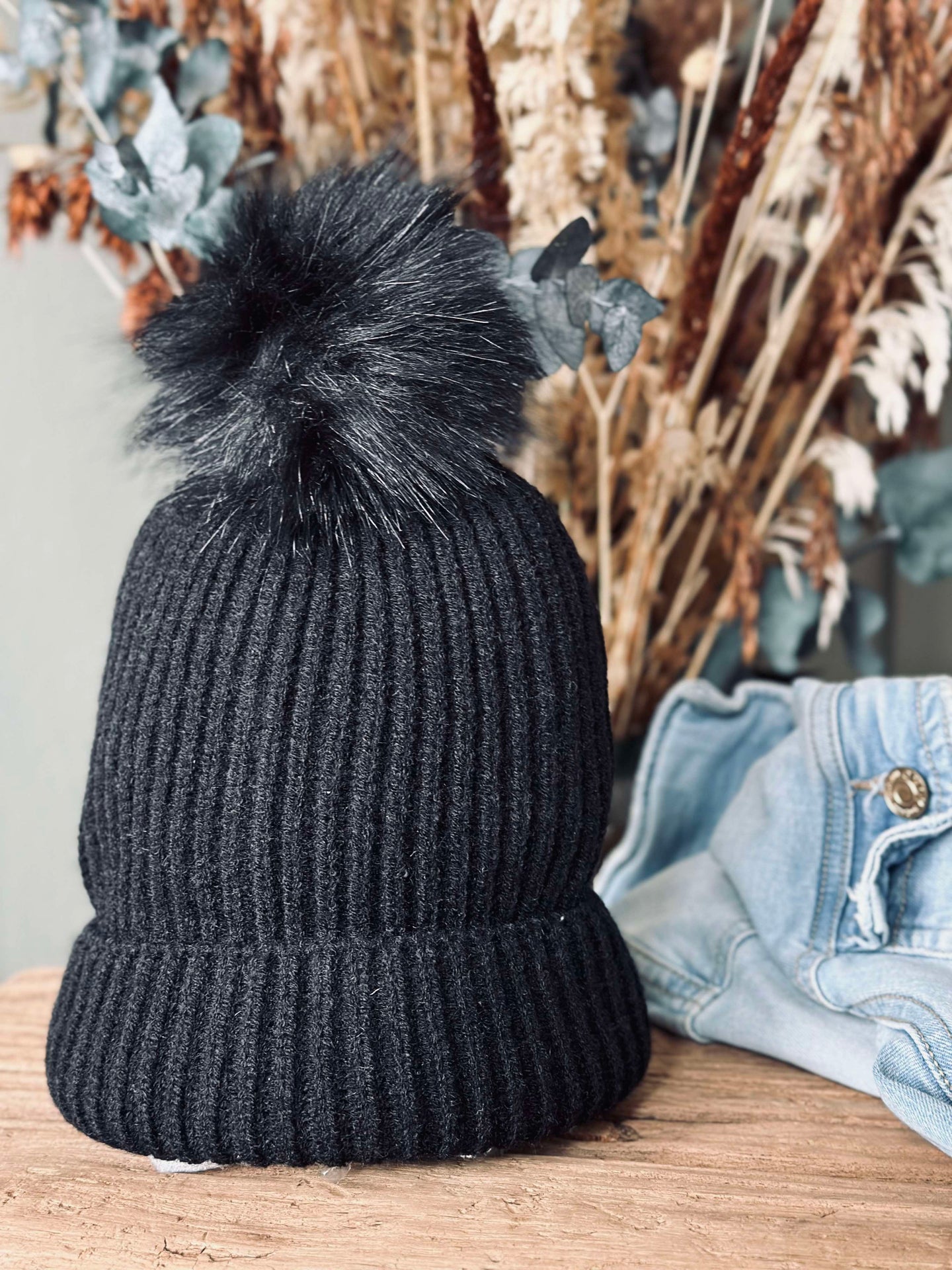 Mütze mit Bommel - Schwarz