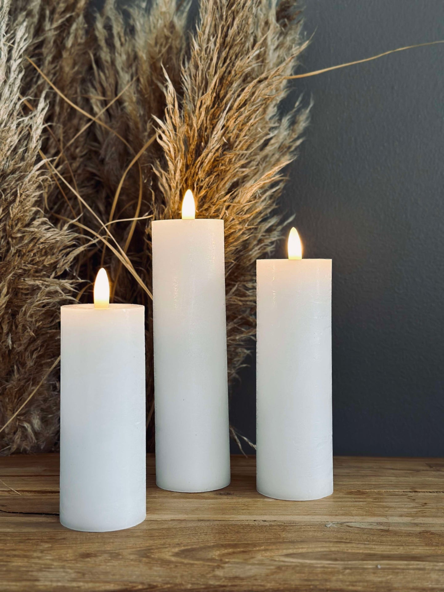 LED Blockkerzen / Weiß – 3 Stk. Rustikale Kerzen Ø 5 cm