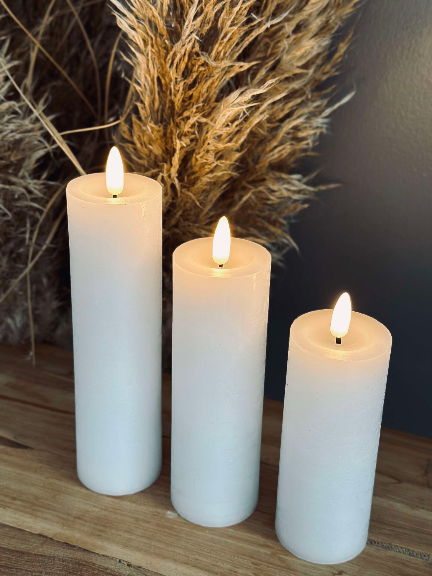 LED Blockkerzen / Weiß – 3 Stk. Rustikale Kerzen Ø 5 cm