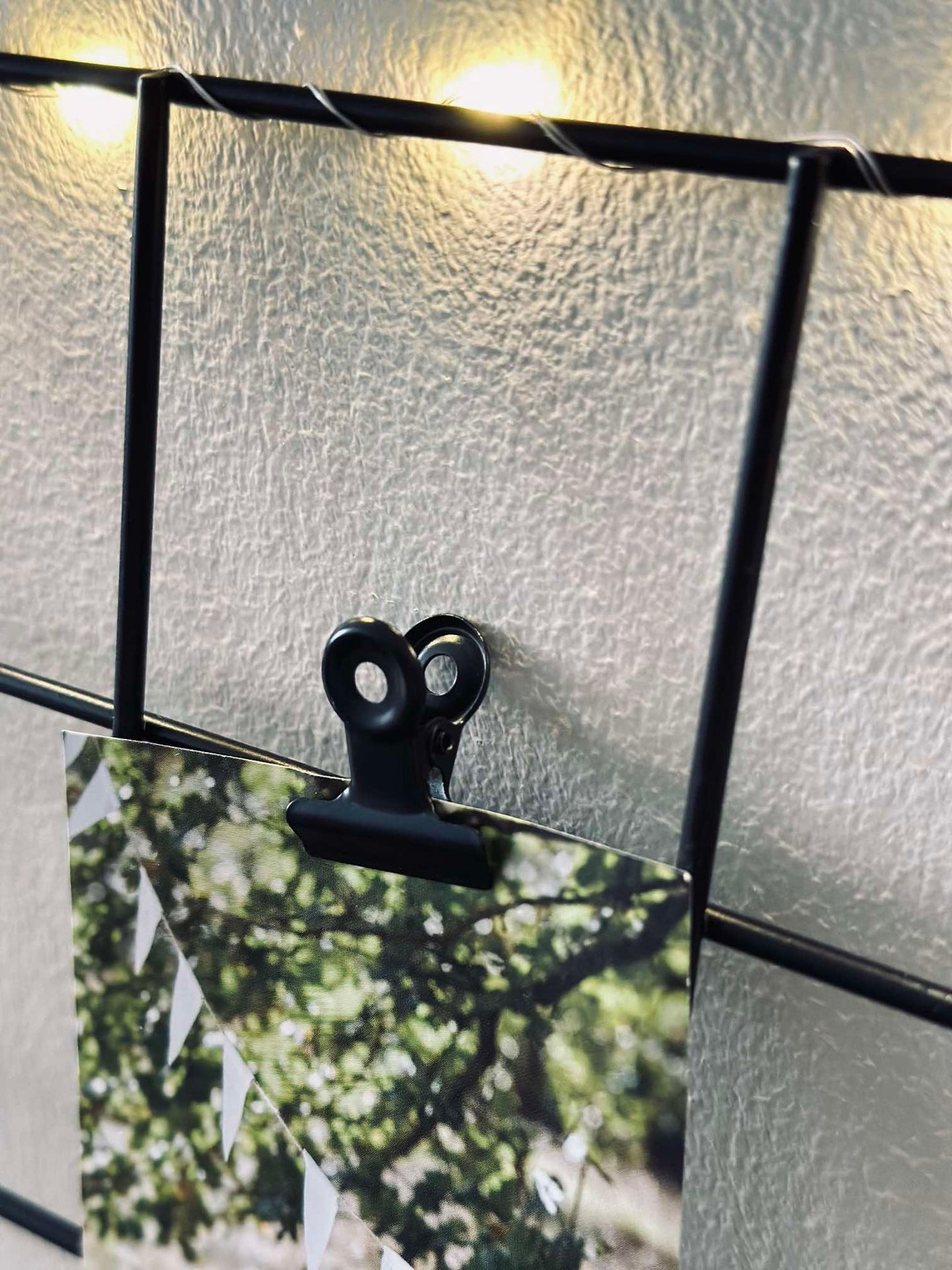 Tafel aus schwarzem Metall – inkl. Lichterkette und Klammern